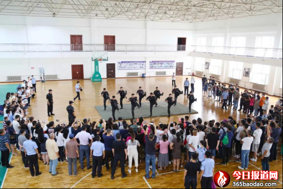 巡特警支隊(duì)組織開展向人民報(bào)告暨警營(yíng)開放日活動(dòng)519.png