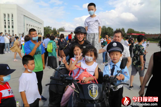 巡特警支隊(duì)組織開展向人民報(bào)告暨警營(yíng)開放日活動(dòng)689.png