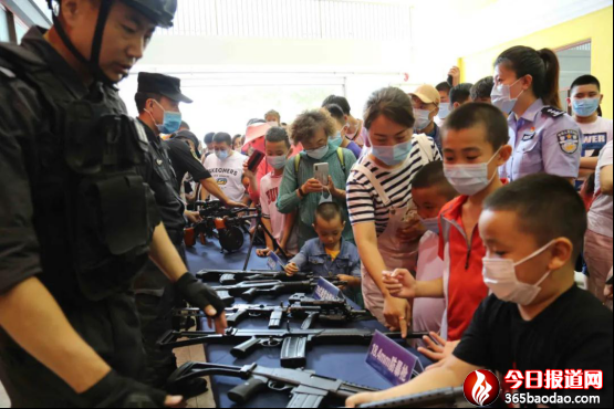 巡特警支隊(duì)組織開展向人民報(bào)告暨警營(yíng)開放日活動(dòng)255.png