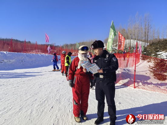 尚志市公安局走進滑雪旅游度假區(qū)開展打擊網(wǎng)絡謠言宣傳活動166.png