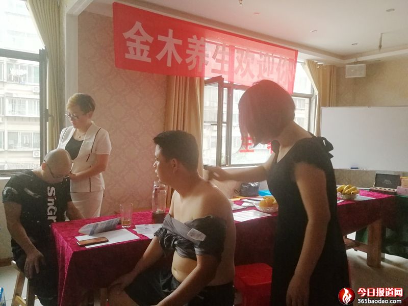 現(xiàn)場讓參會(huì)者感受金木產(chǎn)品的效果.jpg