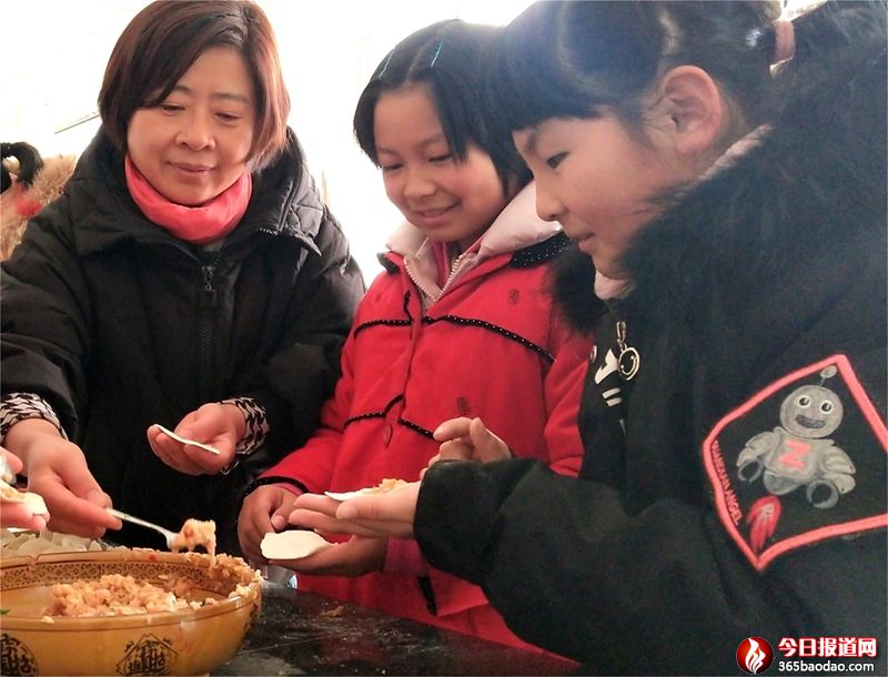 4小年不孤單學(xué)習(xí)包餃子 (1).jpg